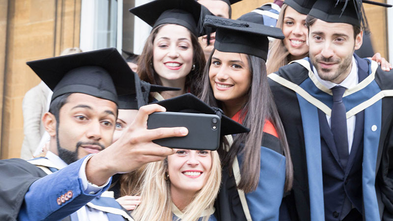 Graduates-taking-selfie-800x450